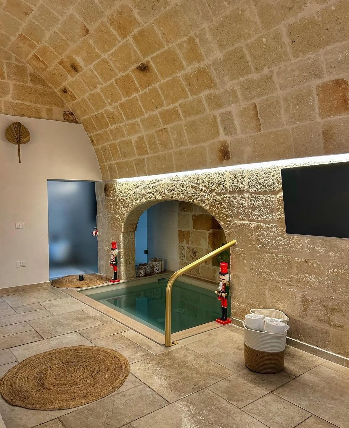 Atmosfera relax nella piscina privata