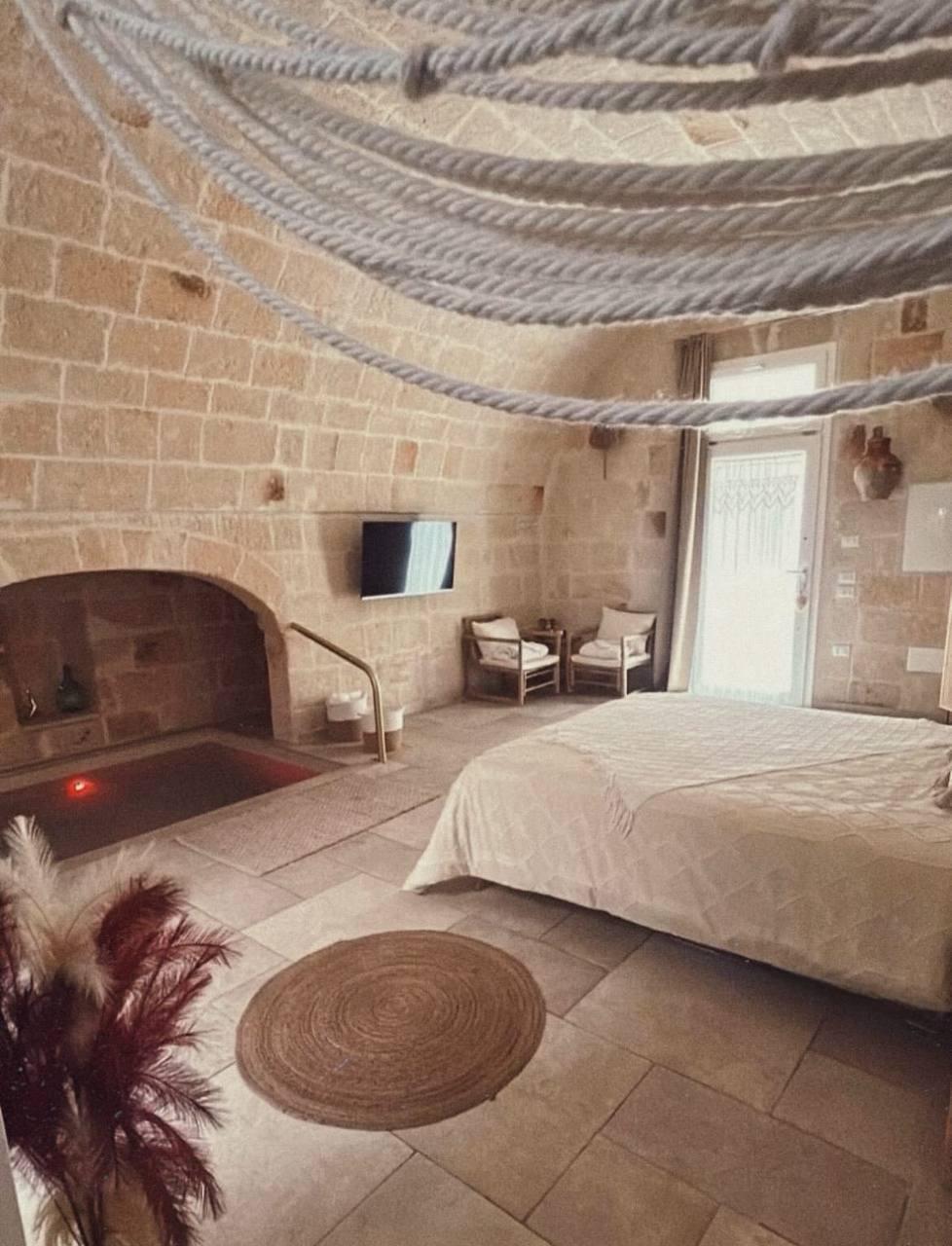 La camera in pietra di Ginpè Luxury Suite