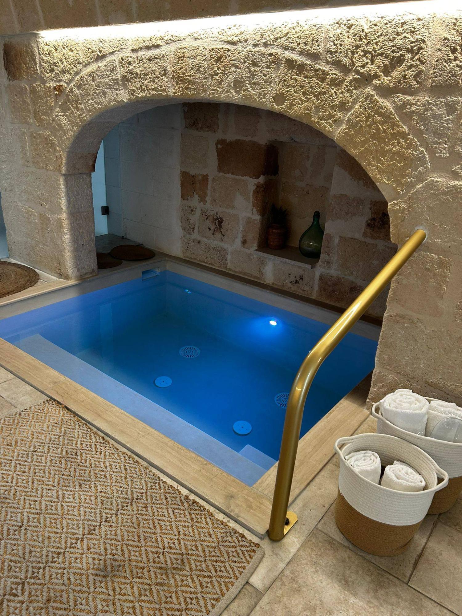 Piscina privata riscaldata nella suite
